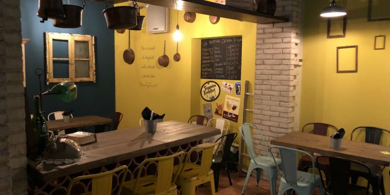 arredamento pub con tavoli e sedie